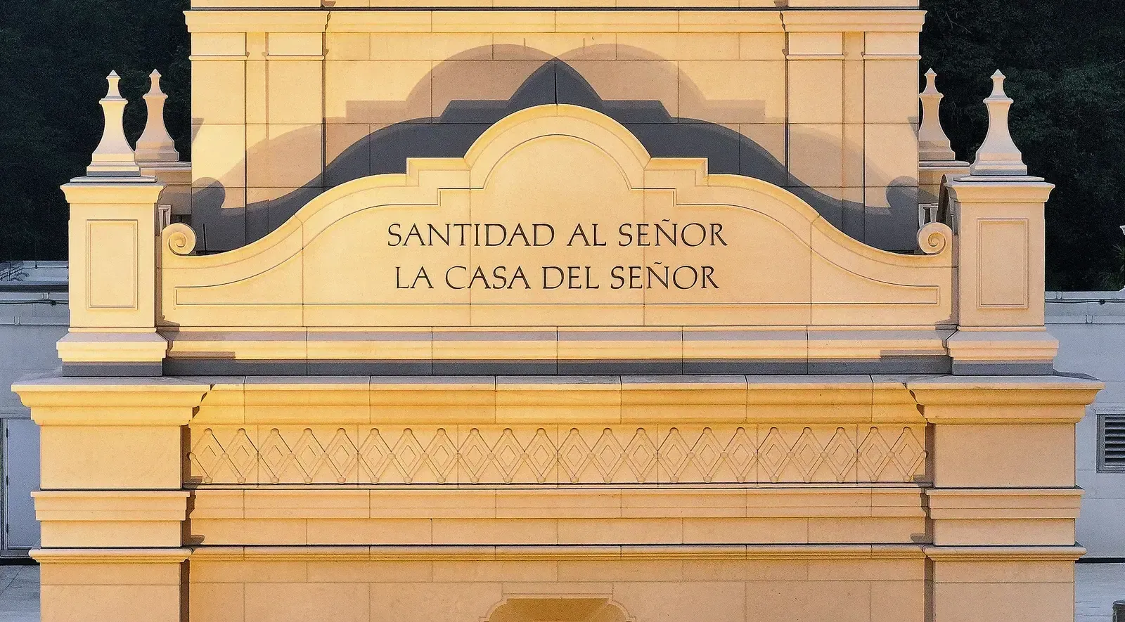 Stone parapet above the entrance carved with a Spanish inscription, with diamond-pattern trim below