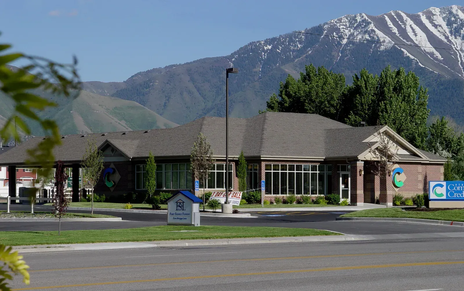 Springville branch with a drive-up canopy and brick walls in front of a steep mountain.